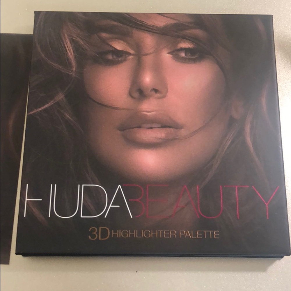 huda beauty highlighter palette